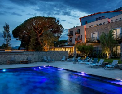 terrasse et piscine la nuit