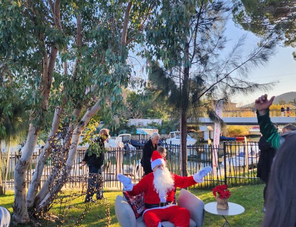 le père Noël sur son fauteuil dans le jardin de l'hôtel Îlot du Golf