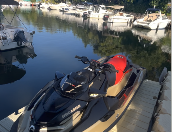 moto de mer au ponton de l'îlot du golf